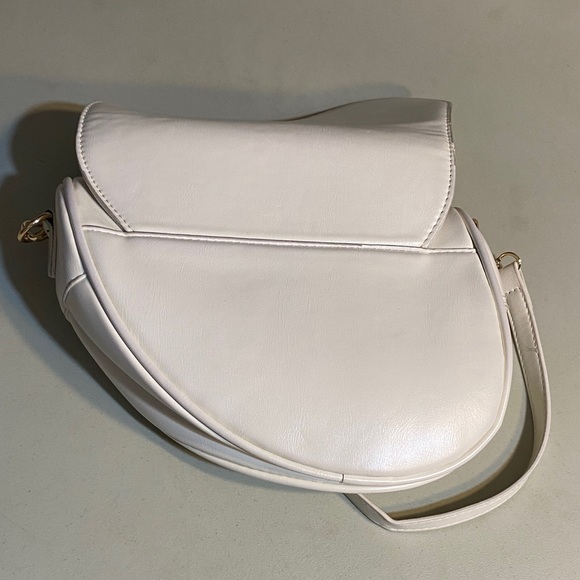 Elegant White Shoulder Bag - Picture 3 of 4